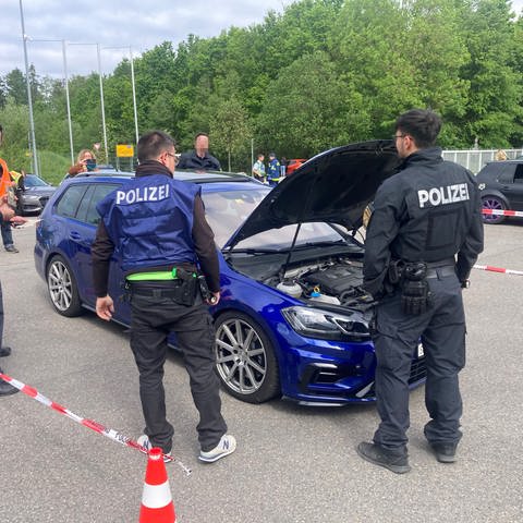 Polizeibeamte kontrollieren getunte Fahrzeuge im Umfeld der Messe "Tuning World Bodensee" in Friedrichshafen.