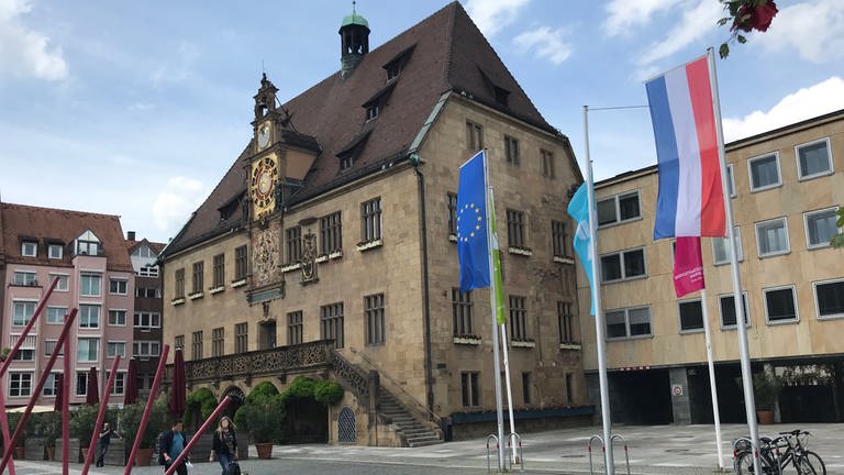Vor dem Heilbronner Rathaus wehen zur Europa- und Kommunalwahl unter anderem die Heilbronner und die Europaflaggen