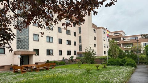In dieser Wohnanlage in Lauffen am Neckar (Kreis Heilbronn) soll die jetzt 28-jährige Angeklagte im September 2023 ihr Neugeborenes aus dem Fenster geworfen haben.