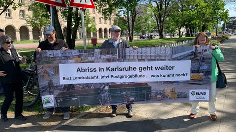 Zur Grundsteinlegung des neuen Landratsamts in Karlsruhe waren am Freitag auch Kritiker gekommen