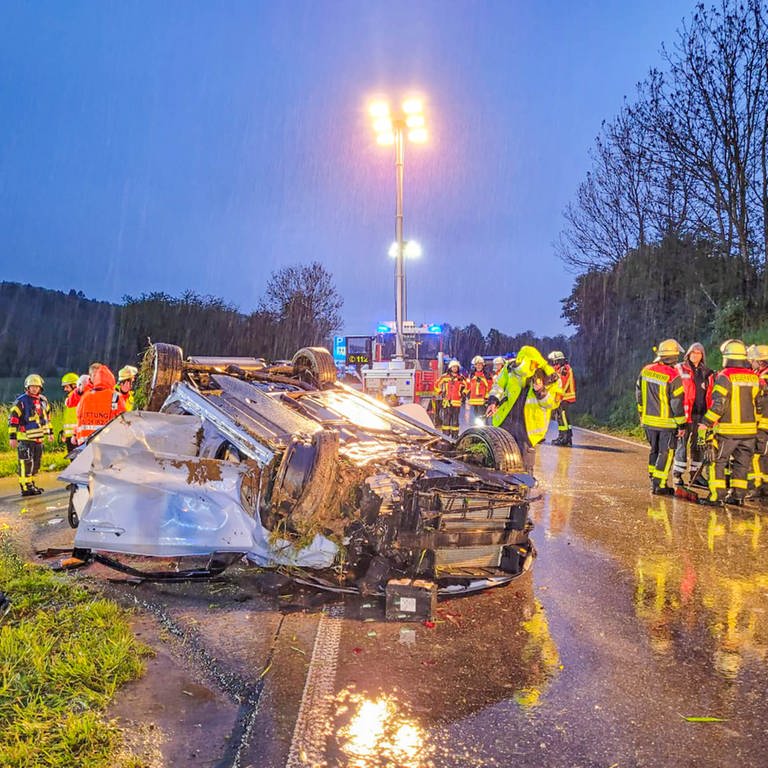 Ein zerstörtes Auto liegt nach einem tödlichen Autounfall auf der L552 im Kreis Karlsruhe. (Foto: Fabian Geier / EinsatzReport24)