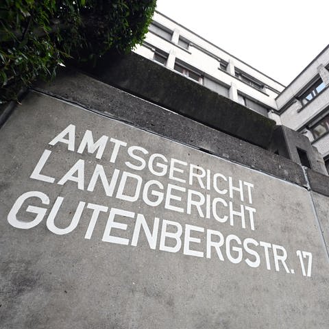 Vor der Schwurgerichtskammer des Landgerichts Baden-Baden wird einer 56järhigen Anklagten zum zweiten Mal der Prozess gemacht. Hat sie ihren Ehemann mit einem Küchenmesser ermordet? 