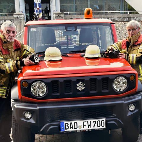 Feuerwehrfotograf Bertold Wagner und Ehefrau Monika vor ihrem Einsatzfahrzeug