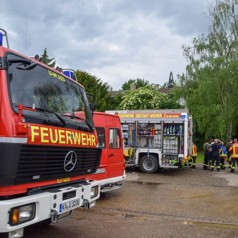 Feuerwehr im Einsatz bei Brandbekämpfung in Ubstadt-Weiher  - Brände in der Region fordern mindestens zwei Tote