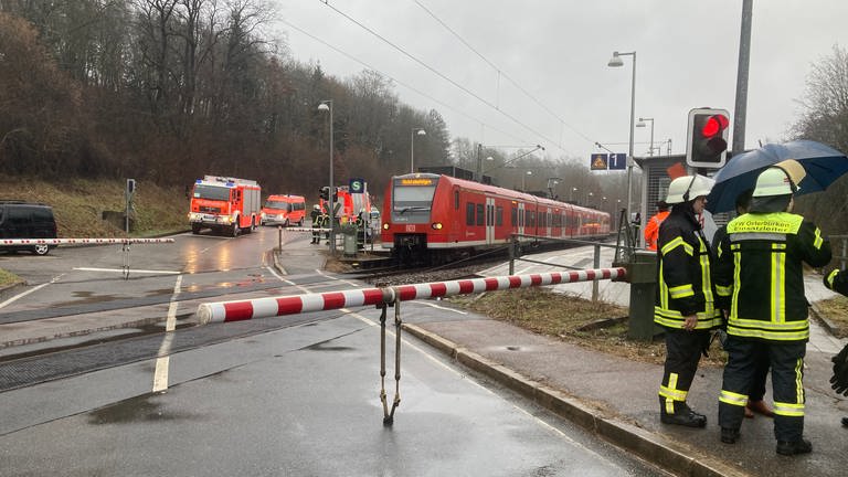 Einsatzkräfte vor Schranke bei Gleisen an Haltestelle in Adelsheim (Foto: SWR)