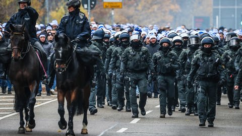 Polizisten begleiten KSC Fans zum Stadion in Stuttgart