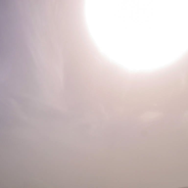 Saharastaub aufgenommen mit einer Drohne: Zu sehen ist ein milchig, getrübt erscheinender Himmel.