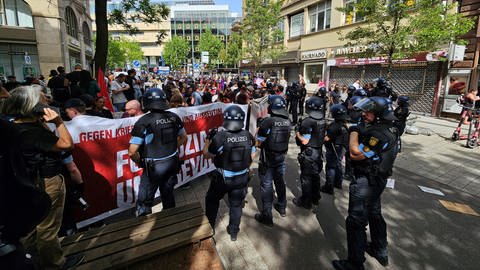 Polizeieinsatz bei einer Demo zum 1. Mai in Stuttgart (Foto: Andreas Rosar)
