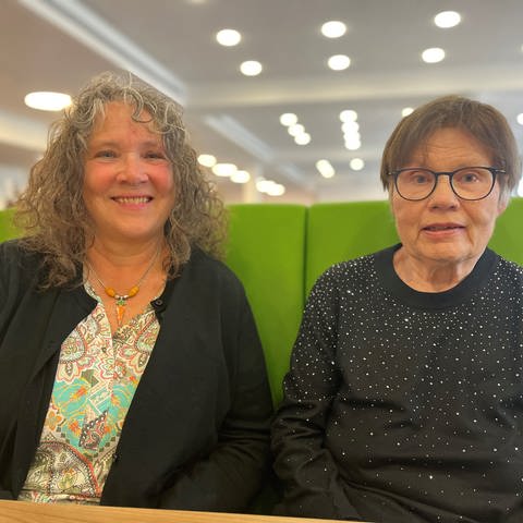 Schlaganfallhelferin Margit Kraubmann und Patientin Elke in der Cafeteria der Rems-Murr-Kliniken