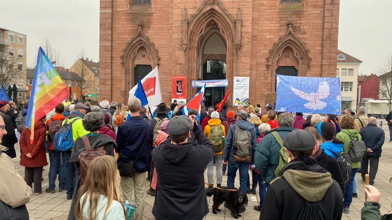 Am Ostersamstag versammelten sich mehr als 200 Menschen vor der Friedenskirche in Kehl (Ortenaukreis). Sie stimmten sich mit der Friedenshymne von Joan Baez auf den ersten gemeinsamen deutsch-französischen Ostermarsch nach Straßburg ein. 