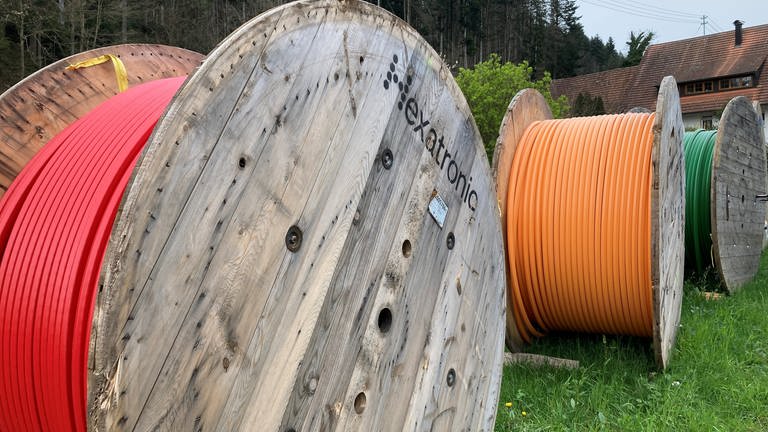 Im Schwarzwald wird es bunter - dank Ausbau des Glasfasernetzes im Ortenaukreis. Dass die Kabel ausgerechnet in den Ampelfarben rot-gelb-grün anrollen, ist allerdings reiner Zufall. Gesehen von Andreas Waetzel bei Gengenbach. 