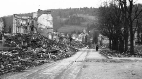 Beim Bombenangriff im November 1944 wurde weite Teile Freiburgs zerstört - auch der Friedrichring.