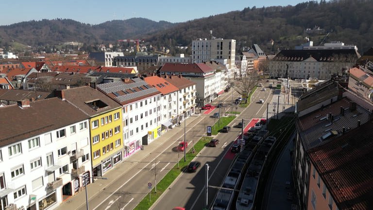 Der Friedrichring in Freiburg: Die breite Durchgangsstraße steht wohl in keinem Reiseführer, dennoch lohnt sich ein Besuch.