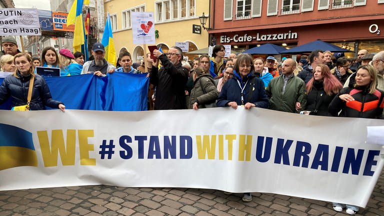 Rund 1.500 Menschen haben an der Gedenkveranstaltung in Freiburg für die Ukraine teilgenommen. 