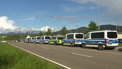 Polizeiautos vor Schwarzwaldkulisse (Foto: SWR)