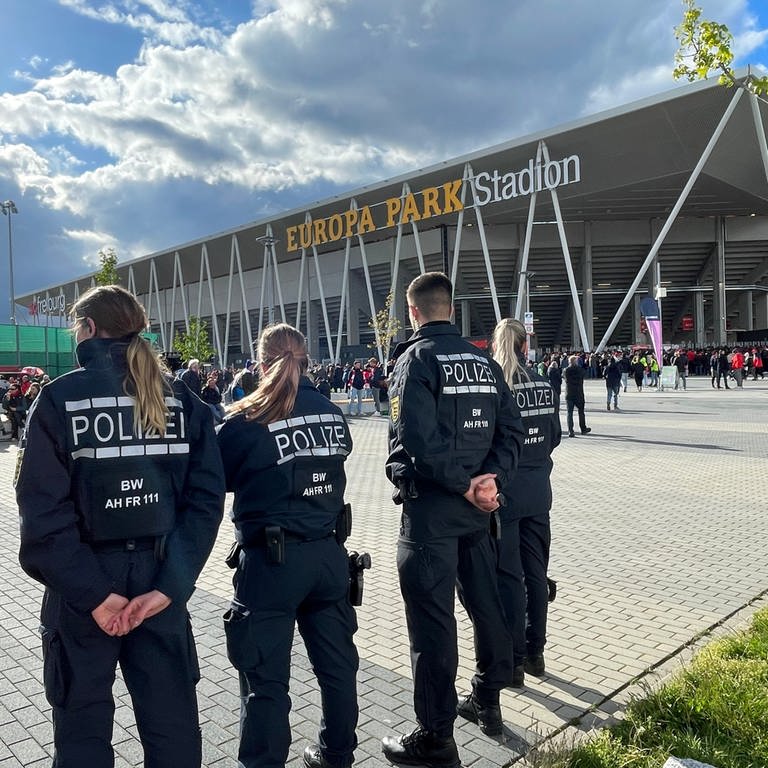 Polizei vor Europapark-Stadion