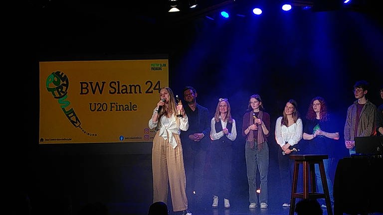 Bild von Siegerin Florentina Romina bei der Siegerehrung des U20-Finale der BW-Meisterschaften im Poetry Slam