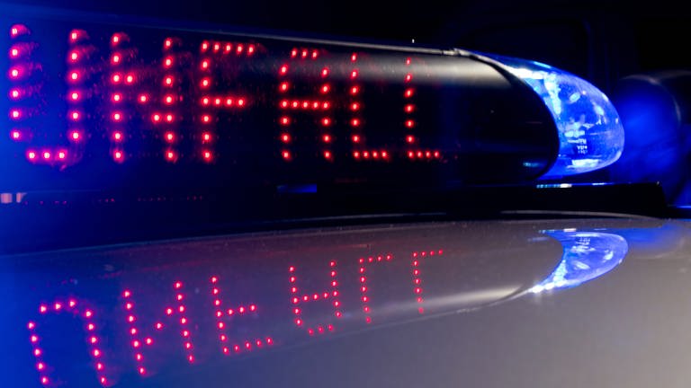 Ein Blaulicht leuchtet eines Polizeifahrzeugs
