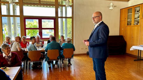 Beim Offenen Mittagstisch spricht der Bürgermeister der Gemeinde Täferrot im Ostalbkreis. Er kennt hier fast jeden persönlich.