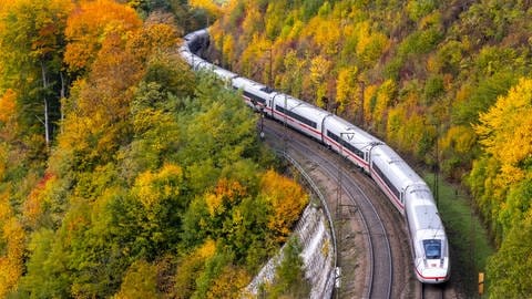 Die alte Strecke über die Geislinger Steige war ein Nadelöhr. Mit 70 Kilometer pro Stunde zuckeln Güterzüge wie auch ICE-Züge über die Schwäbische Alb. (Archivbild)