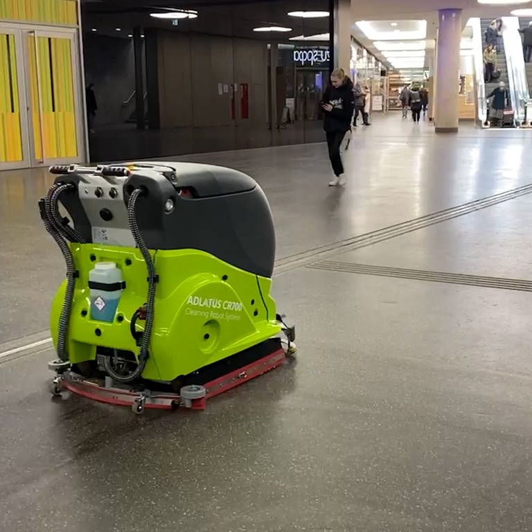 In der Sedelhof-Passage in Ulm zieht ein selbstfahrender Putzroboter seine Runden. Bei diesem Testlauf soll sich zeigen, wie Passanten auf den Roboter reagieren.  (Foto: SWR)
