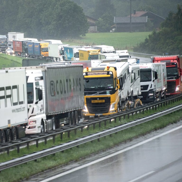 Laut Bundesverkehrsministerium werden in den kommenden Jahren deutlich mehr LKW auf den Straßen unterwegs sein. (Foto: dpa Bildfunk, picture alliance/dpa | Matthias Balk)