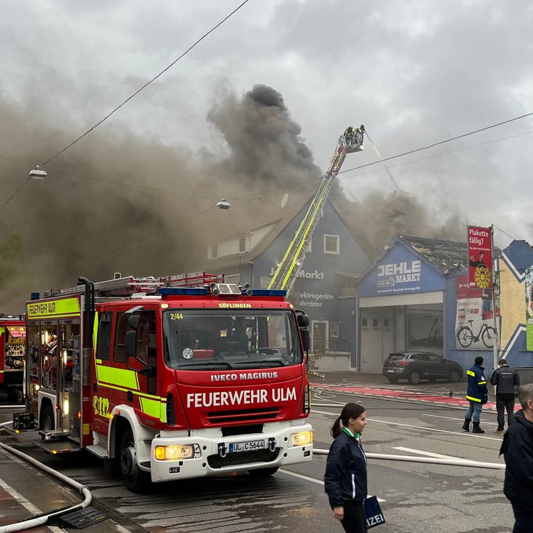 Brand in Ulm: Entgegen erster Angaben konnte die Feuerwehr nicht verhindern, dass die Flammen auch auf den Verkaufsraum des Marktes im Nachbargebäude übergriff.