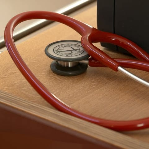 Ein Stethoskop liegt in einer Arztpraxis im Ostalbkreis, der mit einer Genossenschaft gegen den Ärztemangel ankämpft. 