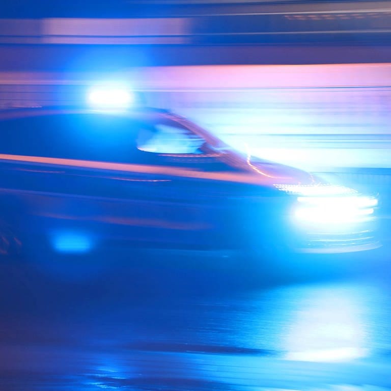 Ein Polizeiwagen mit Blaulicht in der Nacht. Auf einer Faschingsparty in einem Jugendtreff in einem Ulmer Stadtteil hat es am vergangenen Wochenende eine größere Schlägerei gegeben. (Foto: IMAGO, IMAGO / Maximilian Koch)