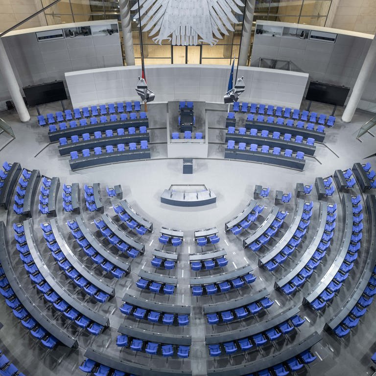 Der leere Plenarsaal des Bundestags