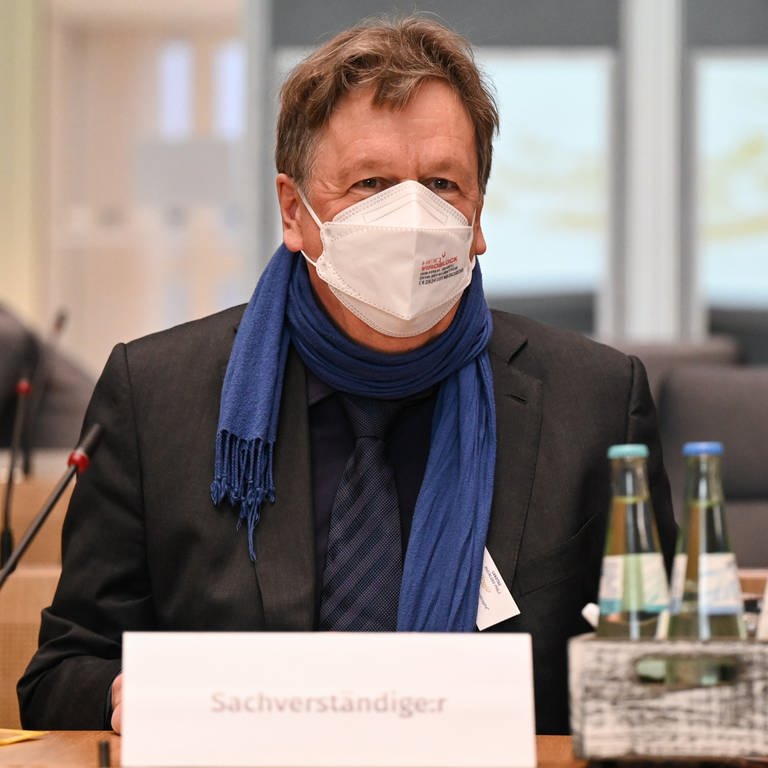 Jörg Kachelmann, Schweizer Meteorologe und Geschäftsführer der Kachelmann GmbH, nimmt an der Sitzung des Untersuchungsausschusses des rheinland-pfälzischen Landtags zur Flutkatastrophe im Plenarsaal teil.