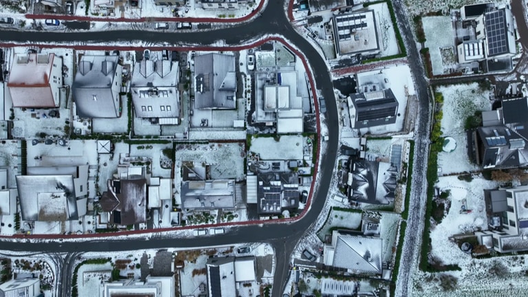 Ein Luftbild eines Wohngebiets im Dezember 2023.