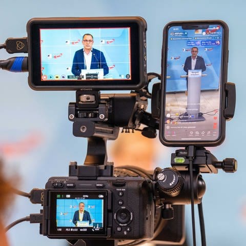Tino Chrupalla, AfD-Bundesvorsitzender und Fraktionsvorsitzender der AfD, ist auf mehreren Geräten für eine Social Media Übertragung  (Foto: dpa Bildfunk, picture alliance/dpa | Michael Kappeler)