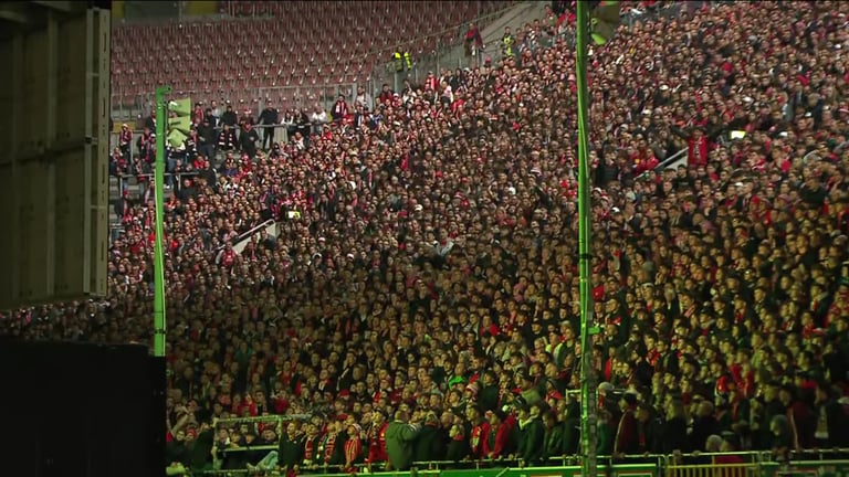 Die Fans fiebern beim Public Viewing auf dem Betzenberg mit dem FCK mit.
