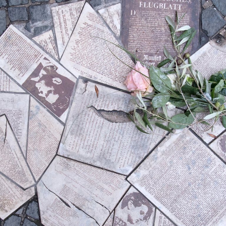  Flugblätter der Widerstandsgruppe "Weiße Rose" sind vor der Ludwig-Maximilians-Universität in München als Denkmal in den Boden eingelassen. 