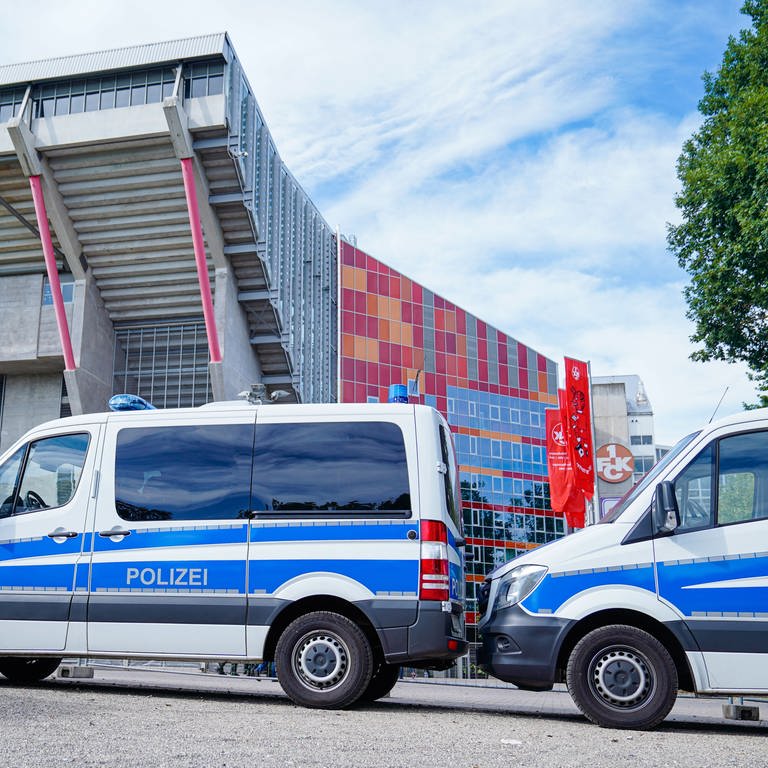 Die Polizei hat Sicherheitshinweise zur Relegation des FCK gegen Dynamo Dresden veröffentlicht.