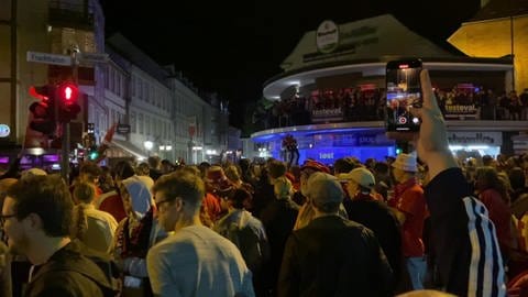Fans feiern nach dem Sieg des 1. FC Kaiserslautern gegen Dynamo Dresden in der Innenstadt von Kaiserslautern