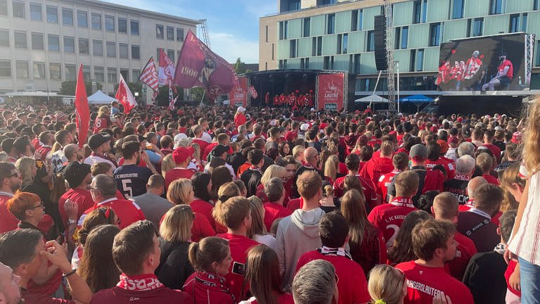 Mehrere tausend Fans haben sich auf dem Stiftsplatz in Kaiserslautern versammelt und feiern gemeinsam mit den FCK-Profis auf der Bühne den Aufstieg des 1. FC Kaiserslautern.