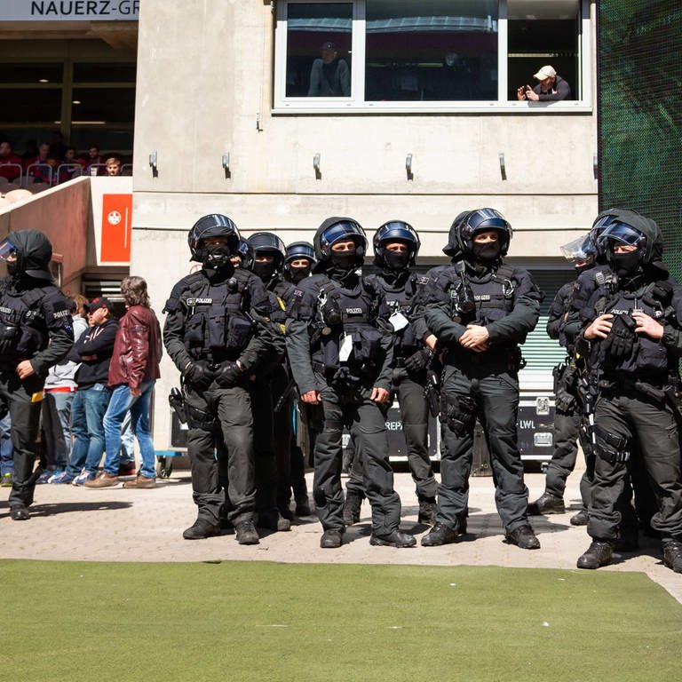 Eine Gruppe Polizisten überwacht ein Spiel des 1. FC Kaiserslautern.