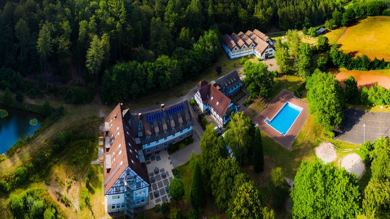 Schwimmbad, Spielplatz, Fußballplatz, Sporthalle, See, Hotel oder Jugendherberge: All das gibt es auf dem 80.000 Quadratmeter großen Gelände der Heilsbach in der Südwestpfalz. 
