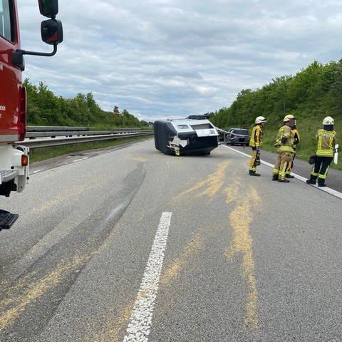 Ein Pferdeanhänger liegt umgestürzt auf der Fahrbahn der A63 bei Börrstadt. Das Pferd starb bei dem Unfall. (Foto: Autobahnpolizei Kaiserslautern)