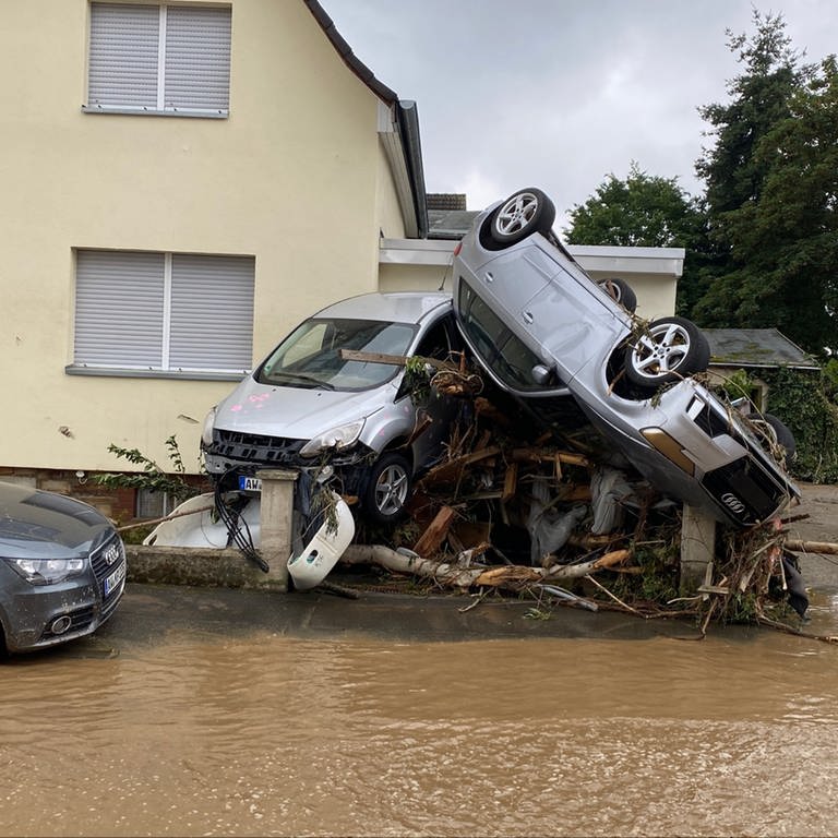 Autos wie Spielzeug: Die Wassermassen haben große Teile der Bad Neuenahrer Innenstadt verwüstet. 