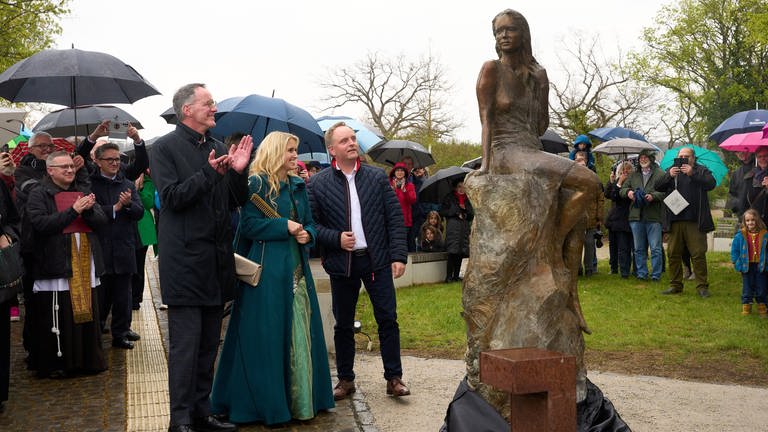 Die neue Bronzestatue der Loreley wurde eingeweiht. 
