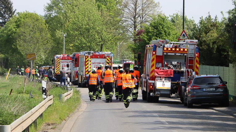 Ein Großaufgebot von Rettungskräften ist nach einem schweren Zugunfall in Hürth im Einsatz. Bei dem Unfall in Hürth bei Köln sind am Donnerstag nach Angaben der Bundespolizei zwei Menschen ums Leben gekommen.