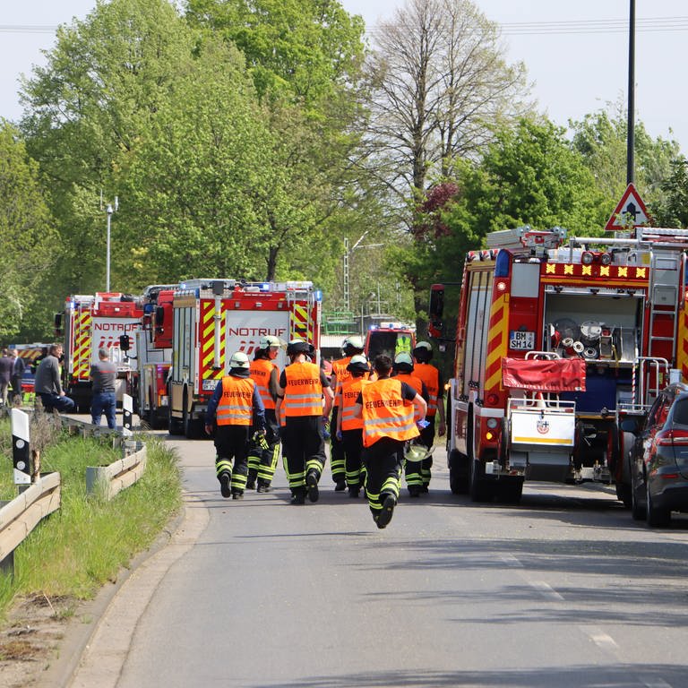 Ein Großaufgebot von Rettungskräften ist nach einem schweren Zugunfall in Hürth im Einsatz. Bei dem Unfall in Hürth bei Köln sind am Donnerstag nach Angaben der Bundespolizei zwei Menschen ums Leben gekommen.