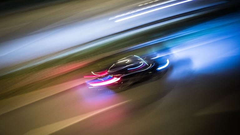 Ein Sportwagenfahrer ist im Westerwald mit Tempo 130 durch Ortschaften gerast. Die Polizei ermittelt nun wegen illegalen Autorennens. 
