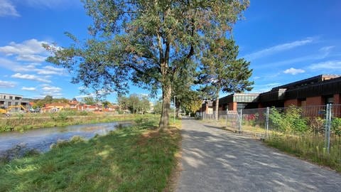 Links fließt die Ahr entlang und auf der rechten Seite steht die Levana Schule in Bad Neuenahr-Ahrweiler