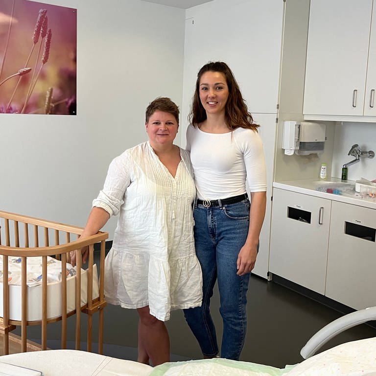 Die Hebammen Anika Jakot und Annika Greis werden ab 2025 in der Hunsrück Klinik Simmern auch ohne ärztliche Hilfe Geburten begleiten.