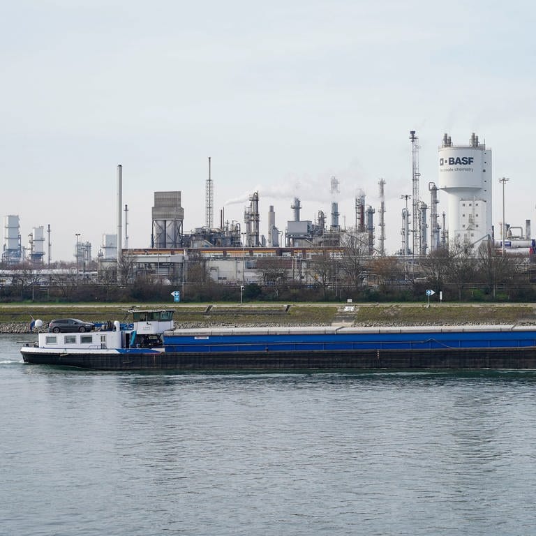 Schiff fährt vor BASF Stammwerk in Ludwigshafen