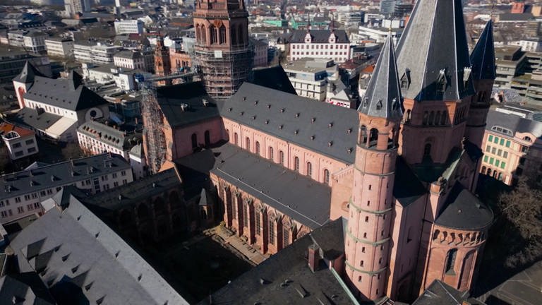 Noch steht der Mainzer Dom fest auf Betonpfählen in der Erde. (Foto: SWR)